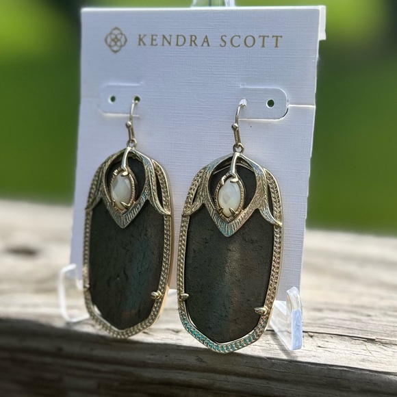 ✨ Kendra Scott Vintage Darby Gold Drop Earrings✨ - Picture 3 of 5